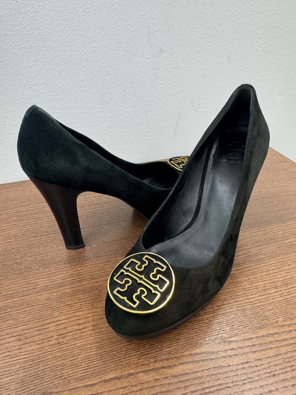 TORY BURCH SUEDE MADALLION HEEL 1/2 PLATFORM SIZE 10M (SH300THRIFTY